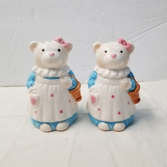 Set of 2 cute and adorable Bear with Apron and Basket Salt and Pepper Shakers - Picture 1 of 8